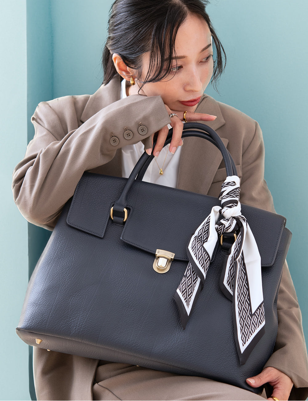 高いデザイン性と、B4サイズも入る収納力を誇る本革ブリーフケース