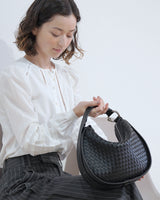 イントレチャート ハーフムーンショルダーバッグ