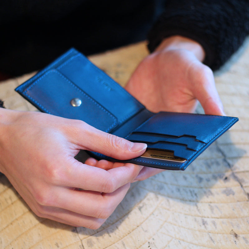 本革イタリアンレザーを使用した二つ折りの財布