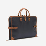 スーツをハンガーにかけたまま収納できるガーメントバッグ