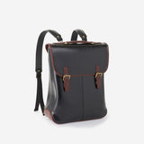 PC用のコンパートメントも備えた本革メンズリュック