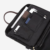 本体にナイロンの約7倍の強度を誇るコーデュラ素材のメンズ向けブリーフケース