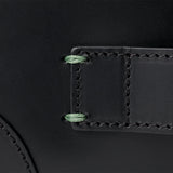 シンプルで上品なデザインのメンズ向け本革クラッチバッグ