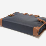 スーツをハンガーにかけたまま収納できるガーメントバッグ