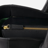 ポケットが豊富にあり収納力も抜群な本革ビジネストートバッグ