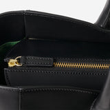 ポケットが豊富にあり収納力も抜群な本革ビジネストートバッグ