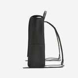 縦が強調されたデザインがスーツとの相性も抜群なメンズリュック