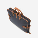 スーツをハンガーにかけたまま収納できるガーメントバッグ