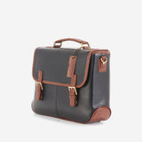 日常からビジネスシーンまで活躍する本革ショルダーバッグ