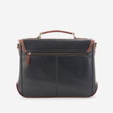 日常からビジネスシーンまで活躍する本革ショルダーバッグ