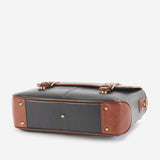 日常からビジネスシーンまで活躍する本革ショルダーバッグ