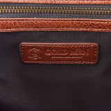 日常からビジネスシーンまで活躍する本革ショルダーバッグ