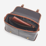 日常からビジネスシーンまで活躍する本革ショルダーバッグ