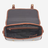 日常からビジネスシーンまで活躍する本革ショルダーバッグ