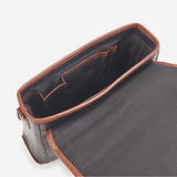 日常からビジネスシーンまで活躍する本革ショルダーバッグ