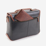 日常からビジネスシーンまで活躍する本革ショルダーバッグ