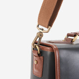 日常からビジネスシーンまで活躍する本革ショルダーバッグ