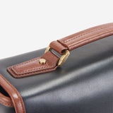 日常からビジネスシーンまで活躍する本革ショルダーバッグ