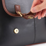 日常からビジネスシーンまで活躍する本革ショルダーバッグ