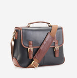 日常からビジネスシーンまで活躍する本革ショルダーバッグ