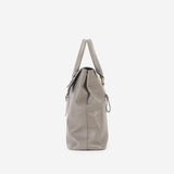 高いデザイン性と、B4サイズも入る収納力を誇る本革ブリーフケース