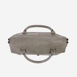 高いデザイン性と、B4サイズも入る収納力を誇る本革ブリーフケース