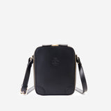 収納力も抜群なメンズ用本革ショルダーバッグ