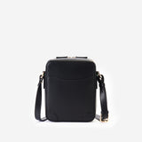 収納力も抜群なメンズ用本革ショルダーバッグ