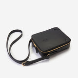 収納力も抜群なメンズ用本革ショルダーバッグ