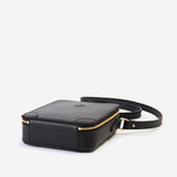 収納力も抜群なメンズ用本革ショルダーバッグ