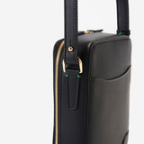 収納力も抜群なメンズ用本革ショルダーバッグ