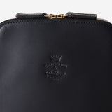 収納力も抜群なメンズ用本革ショルダーバッグ