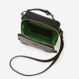 収納力も抜群なメンズ用本革ショルダーバッグ