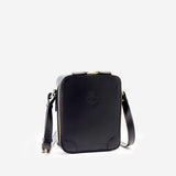 収納力も抜群なメンズ用本革ショルダーバッグ