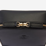 収納力も抜群なメンズ用本革ショルダーバッグ