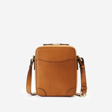 収納力も抜群なメンズ用本革ショルダーバッグ