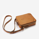 収納力も抜群なメンズ用本革ショルダーバッグ