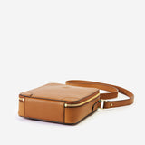 収納力も抜群なメンズ用本革ショルダーバッグ