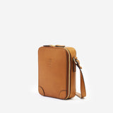 収納力も抜群なメンズ用本革ショルダーバッグ