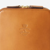 収納力も抜群なメンズ用本革ショルダーバッグ