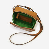 収納力も抜群なメンズ用本革ショルダーバッグ