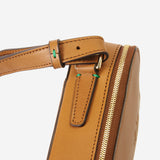 収納力も抜群なメンズ用本革ショルダーバッグ