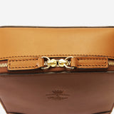 収納力も抜群なメンズ用本革ショルダーバッグ