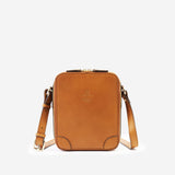 収納力も抜群なメンズ用本革ショルダーバッグ