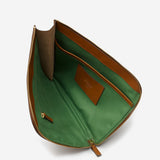 シンプルで上品なデザインのメンズ向け本革クラッチバッグ