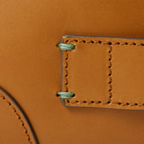 シンプルで上品なデザインのメンズ向け本革クラッチバッグ