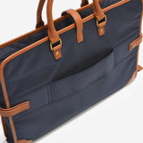 スーツをハンガーにかけたまま収納できるガーメントバッグ