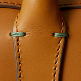 ポケットが豊富にあり収納力も抜群な本革ビジネストートバッグ