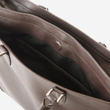 耐久性、通気性、収納力に優れ、ソフトな肌触りの本革メンズブリーフトート