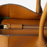 ポケットが豊富にあり収納力も抜群な本革ビジネストートバッグ